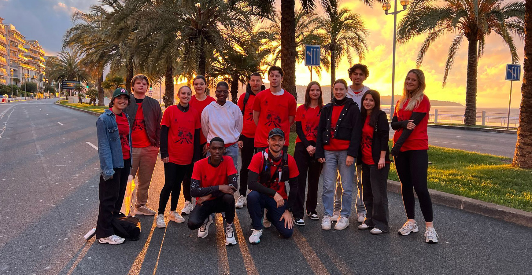 groupe de benvoles Azur Sport Organisation sur la Promenade des Anglais
