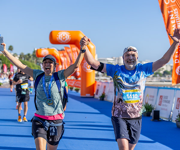 2 coureurs qui lèvent les bras Marathon Nice Cannes 2025